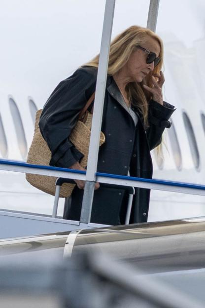 Jerry Hall disembarking a plane.