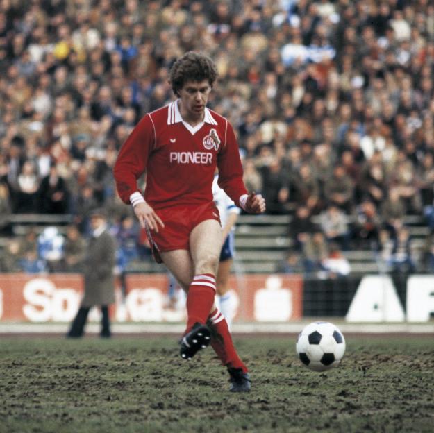 football, Bundesliga, 1979/1980, Parkstadion, FC Schalke 04 versus 1. FC Cologne 1:1, scene of the match, Tony Woodcock (FC) passing