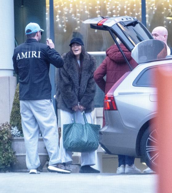Michael Van Gerwen and a woman resembling Daphne Govers leaving a hotel.