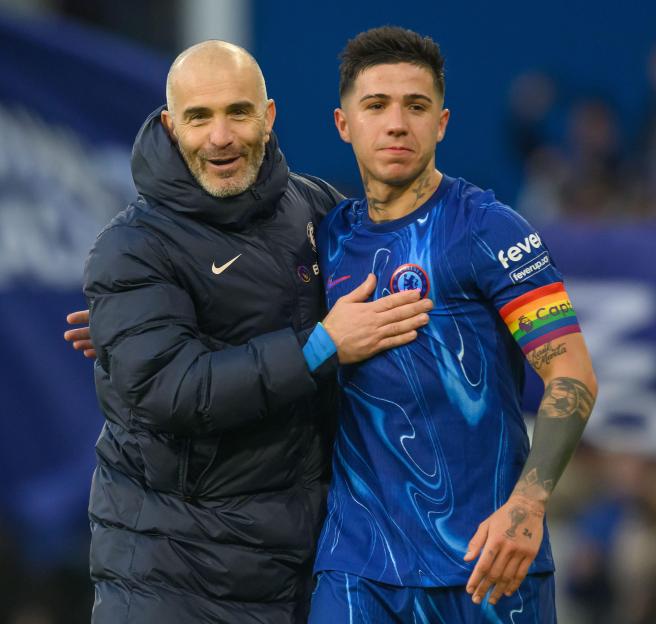Chelsea manager Enzo Maresca and player Enzo Fernandez at the end of the match.