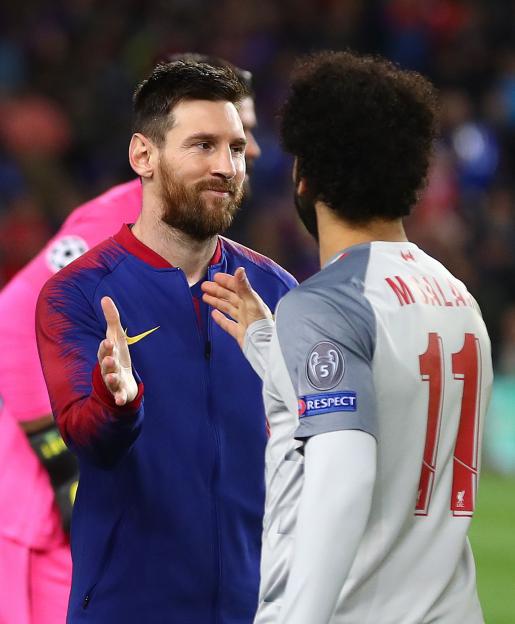 Lionel Messi of Barcelona shaking hands with Mohamed Salah of Liverpool before kick-off.