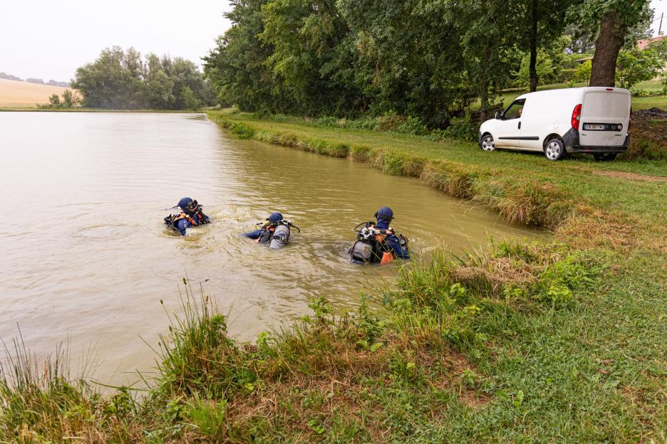 Gendarmerie Diving Team Searches Lake near Urdens For Missing Girl Lyhanna - Fleurance, France - 04 Jun 2026