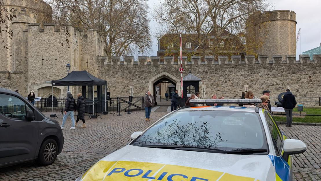 Police Rush to Tower of London Following Crown Jewels Vandalism β Four Suspects Arrested!