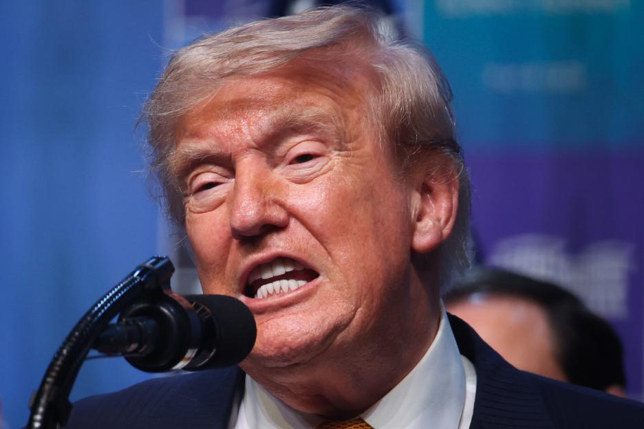 Trump Revives US Blockade of Strait of Hormuz and Slaps 20% Cargo Fee to Pressure Iran