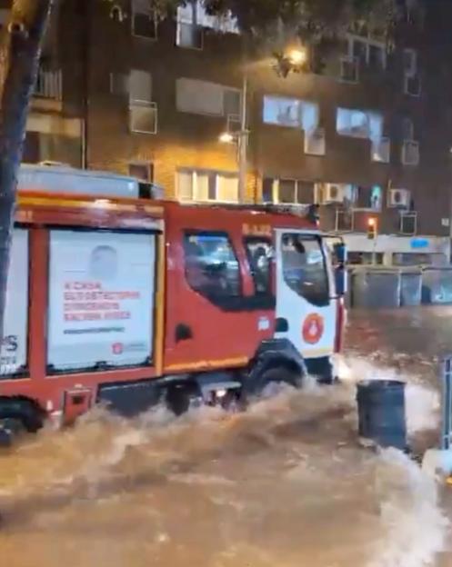 **FULL COPY BY GERARD COUZENS.-TEL: +34 659 567 821**.VALENCIA FLOOD HORROR: Streets turned into raging rivers as cars and buildings swamped