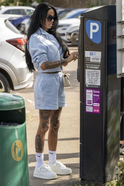 *PREMIUM-EXCLUSIVE* *MUST CALL FOR PRICING BEFORE USAGE* Katie Price enjoys salon trip with daughter Princess after latest driving ban