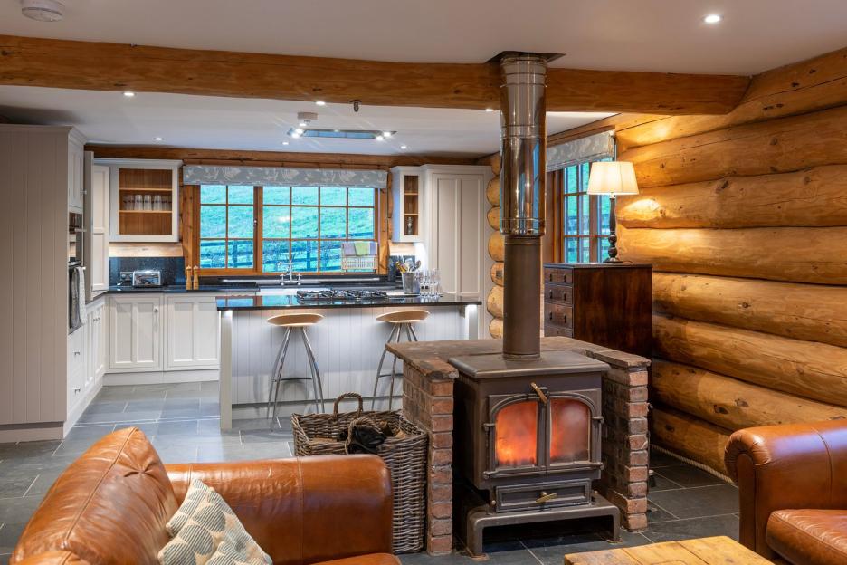 Cozy log cabin where Maura is staying