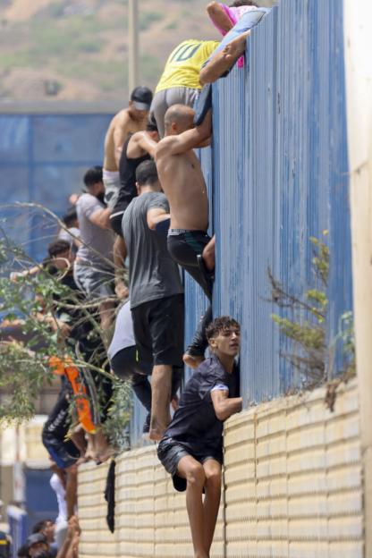 Hundreds of migrants swim across to Ceuta from Morocco