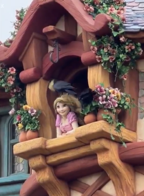 Disneyland Drama: Rapunzel's Hair Pecked by Crows After Olaf Robot Malfunctions, Causing Kids to Scream!