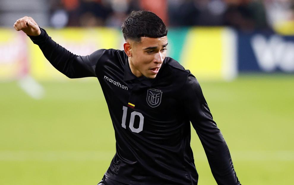 Kendry Paez dribbles the ball for Ecuador during an international friendly against Canada.