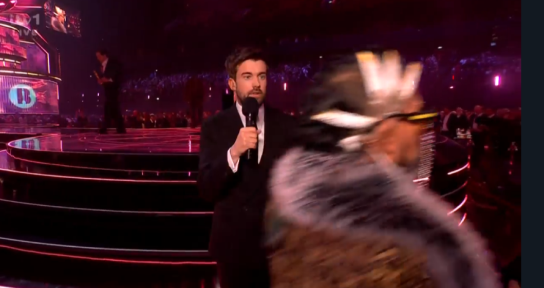 Jack Whitehall Calls Out Rude Guest Who Strolled Past the Camera During His Speech – Watch the Moment!