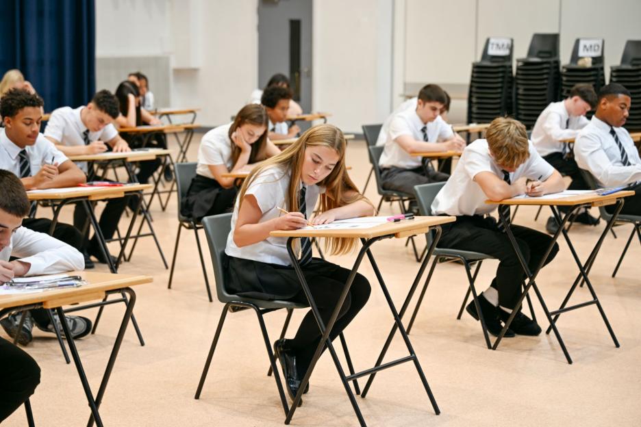 Complete Guide to GCSE Exam Resit Dates for Maths, English, and Science – Plus, What You Need to Know About Costs!