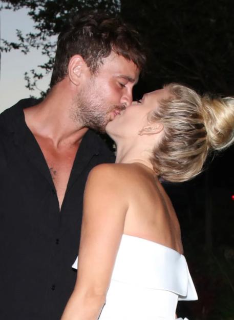 AnnaLynne McCord and Danny Cipriani kissing.