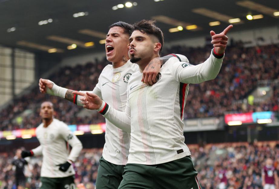 Blues Climb to Second with 2-0 Victory Over Burnley: Neto and Fernandez Narrow Arsenal's Lead to Three Points