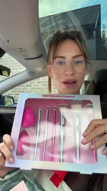 Ferne McCann's daughter's makeup brushes