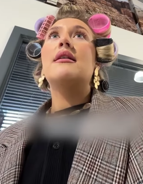 Office Worker Shocked by Boss's Harsh Reaction to 'Distracting' Accessory – Now She's Considering Quitting!