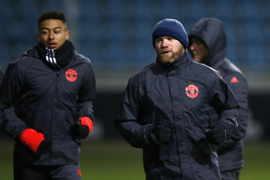 Manchester United's Jesse Lingard (L) and Wayne Rooney during training
