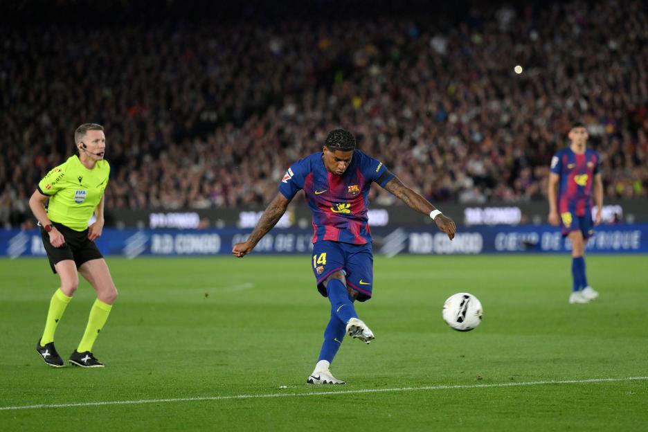 A soccer game in progress, with a scoreboard showing "BARCELONA 1" and "REAL MADRID 0" at the 08:53 mark.