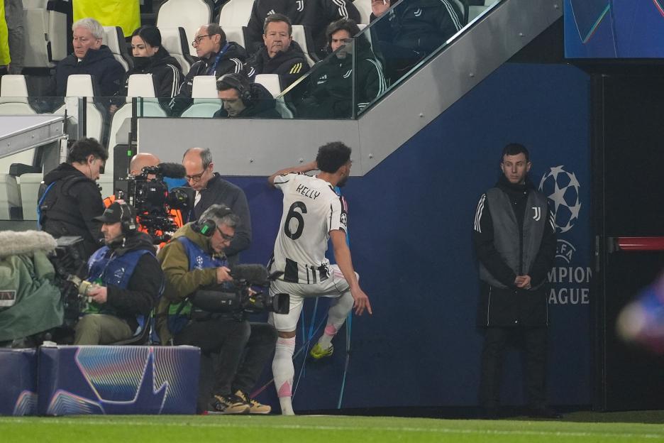 Soccer player Kelly receives a direct red card during a match between Juventus and Galatasaray, with Juventus leading 1-0.
