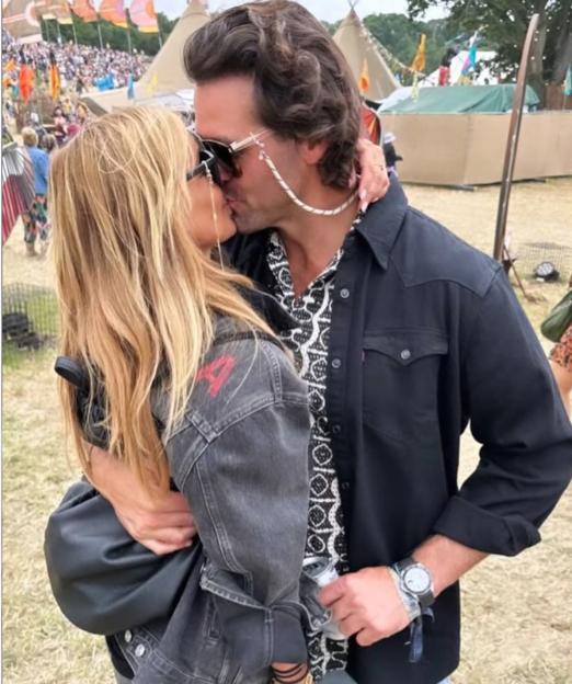 Louise Redknapp and Drew Michael kissing at Glastonbury.