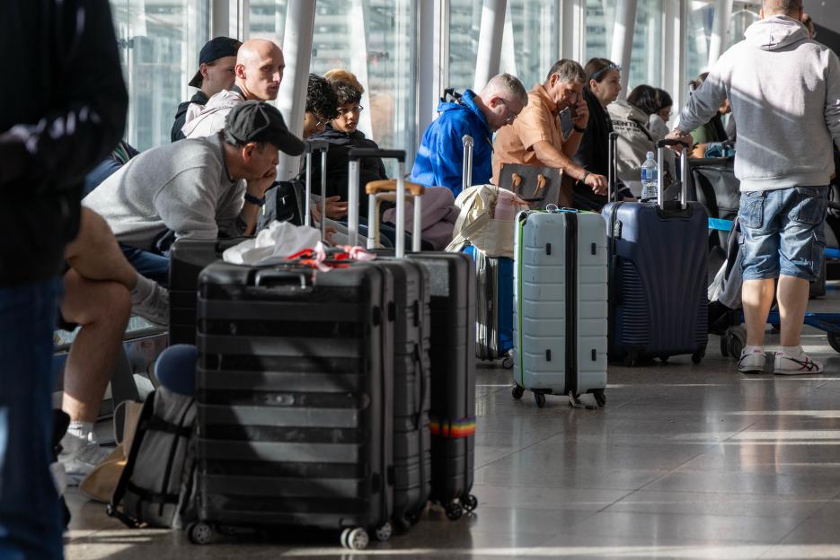 "UK Airports Still Reeling from Flight Chaos: Over 1,000 Journeys Disrupted by ATC Computer Glitch"