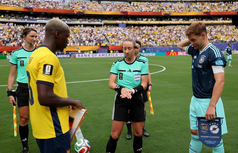 '‘Sort This Out at Half-Time!’ Fans Outraged by Kit Clash in World Cup Showdown Between Ecuador and Germany – Thanks to the Ref!'