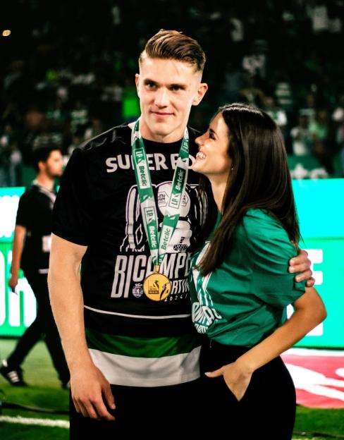 Viktor Gyokeres and Ines Aguiar smiling with his medal.