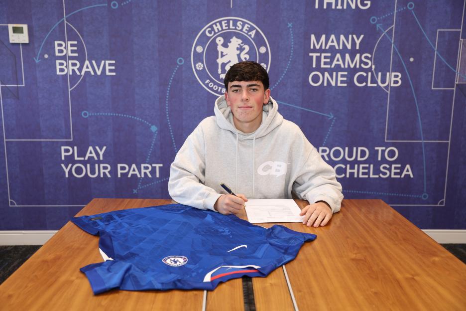 Chris Atherton Signs His 1st Professional Contract With Chelsea FC