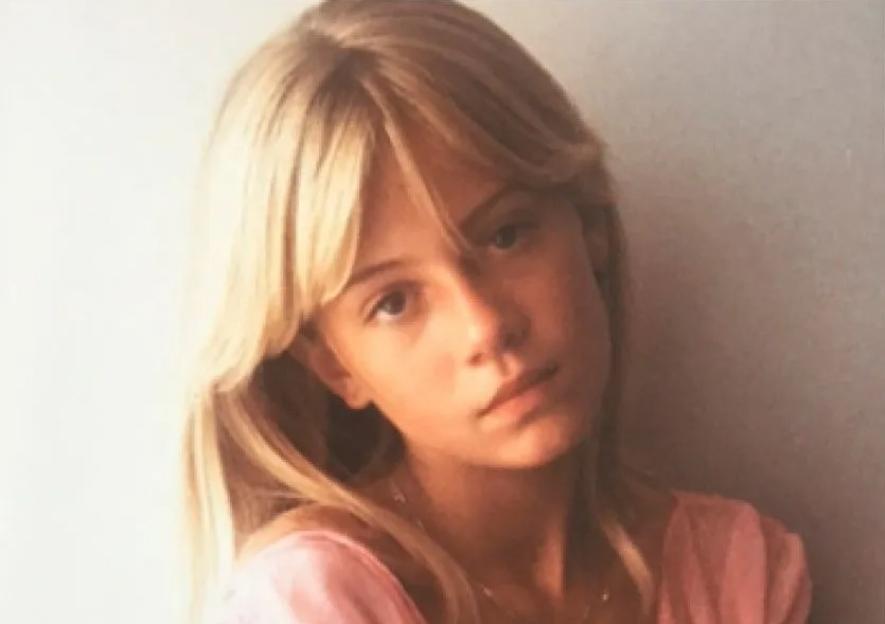 Book cover for "La consolation" by Flavie Flament, featuring a photo of a young girl with blonde hair in a pink top.