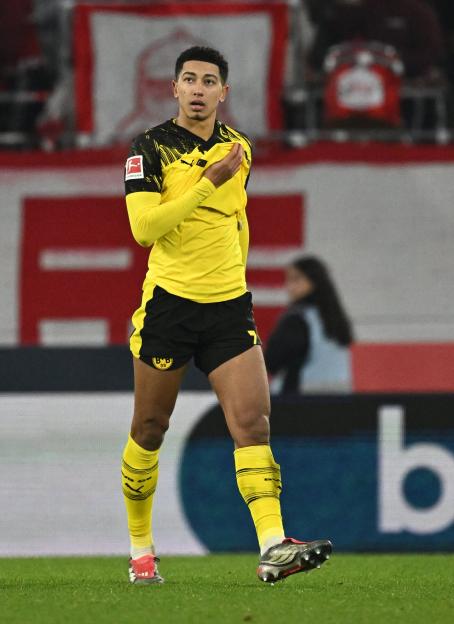 Jobe Bellingham in a yellow and black Borussia Dortmund uniform on a soccer field.