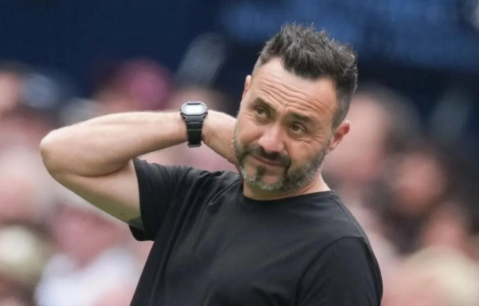 Roberto De Zerbi reacts during the match between Tottenham Hotspur and Aston Villa at Tottenham Hotspur Stadium.