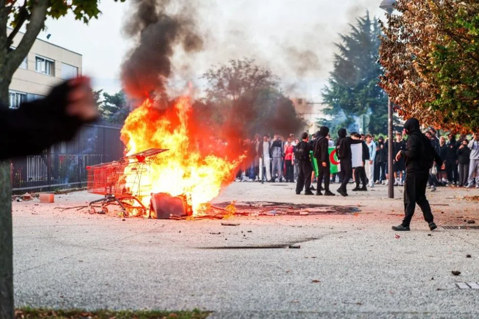 Valence, France. 05th Oct, 2026. ¿ PHOTOPQR/LE DAUPHINE/Eliot BERNARD ; Valence ; 05/10/2026 ; Valence, le 5 octobre : manifestation des lyceens au lycee Algoud-Laffemas. Photo Eliot Bernard France. Fires have broken out at several schools in France,