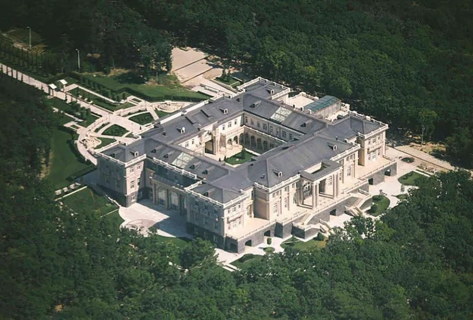 Putin's £1 billion Gelendzhik palace.