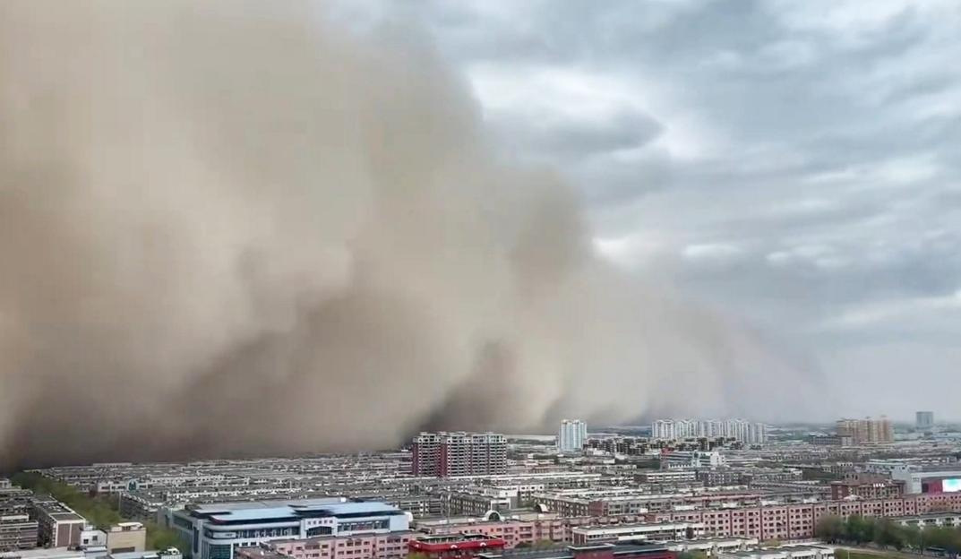'Chilling Scene: City Engulfed by Massive Sandstorm as Towering Dust Wall Sweeps Through the Streets'