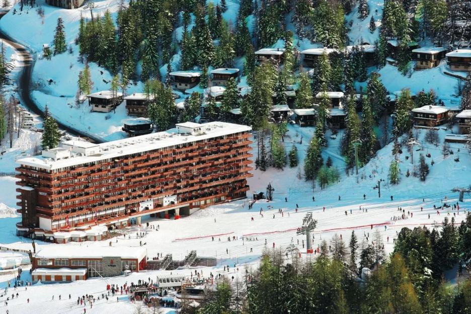 'Mass Food Poisoning at Holiday Camp: Dozens of Students, Including Brits, Fall Ill and Hundreds Evacuated'