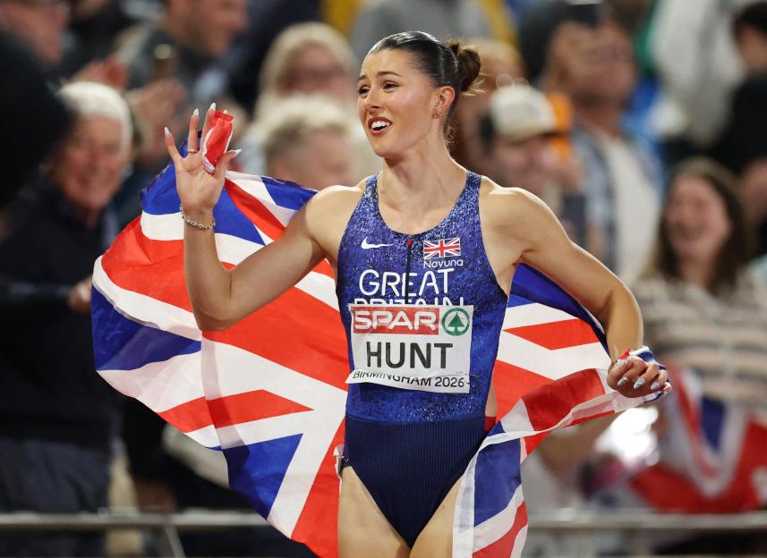 Amy Hunt Thrilled and Frustrated: Thousands Stuck for Hours Amid Stadium Chaos as Armed Police Respond to Major Incident