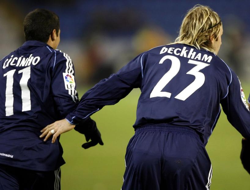 David Beckham acknowledges Cicinho and Robinho after Real Madrid's second goal.