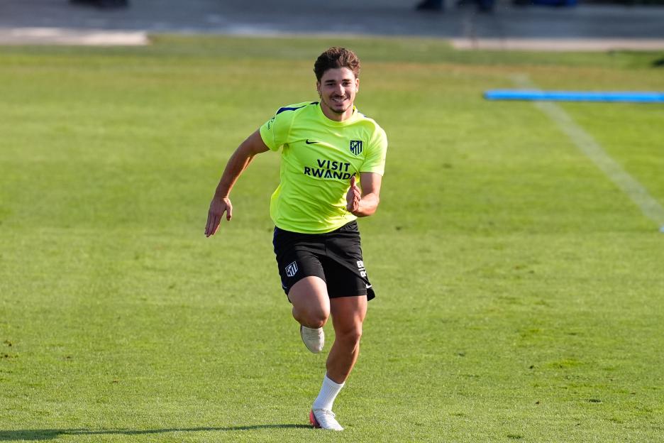 "Atletico Madrid Open to Selling Julian Alvarez to Arsenal, But Striker Hesitates for Barcelona Move"