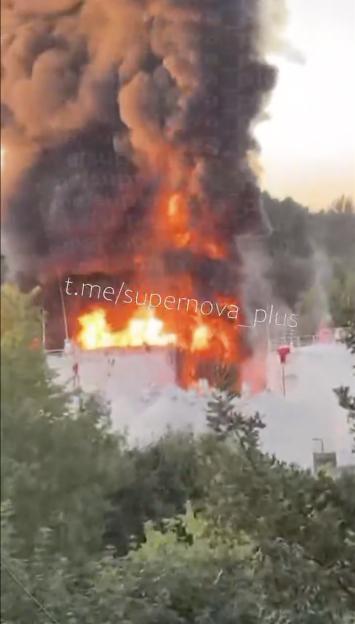 Russian oil depot on fire after Ukrainian drone attack in Noginsk, 33 miles east of the Kremlin.