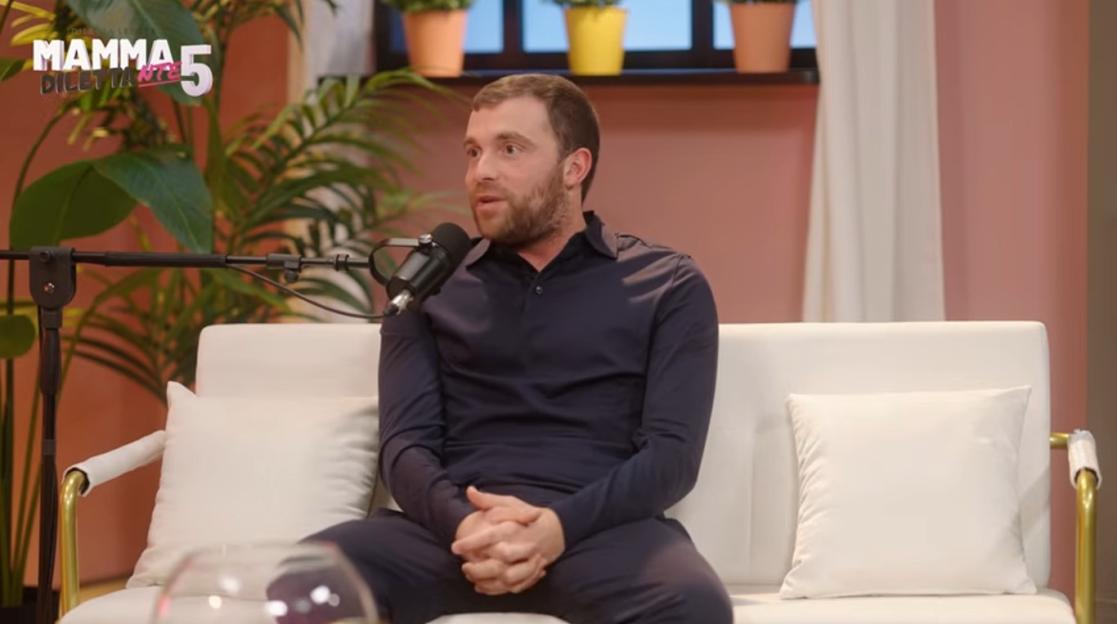 Fabrizio Romano discussing his love life and a failed Man Utd transfer.
