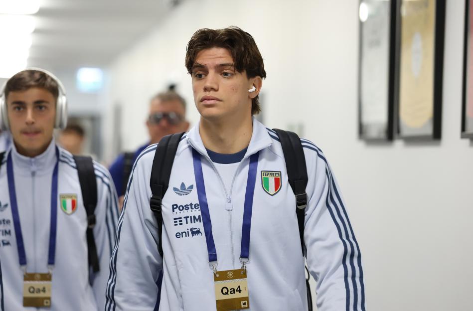 Chelsea Aims to Steal £40 Million Transfer for League's Defender of the Year from European Champions!