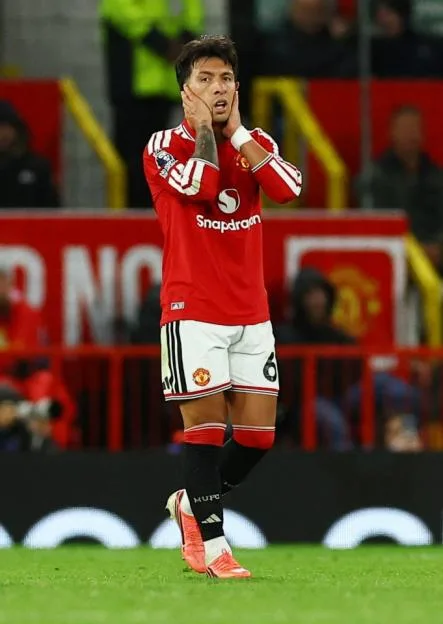 Manchester United player Lisandro Martínez looks dejected on the pitch during a match against Tottenham Hotspur.