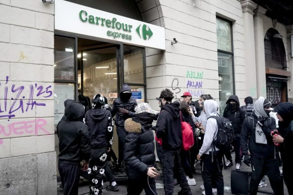 Milan: More Clashes and Looting by Hooded Youths in Downtown Milan the Day After the Protest on Saturday, the 17th - 13 Oct 2026