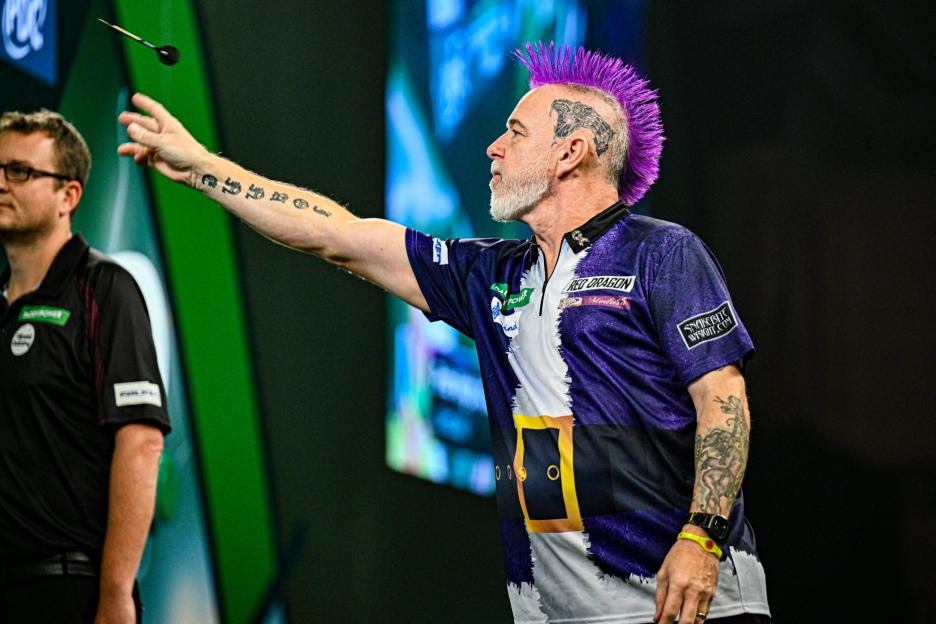 Peter Wright throwing a dart during the 2025/26 World Darts Championship.