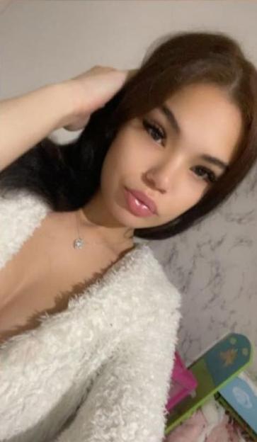 Lily Whitehouse posing with her hand in her hair.