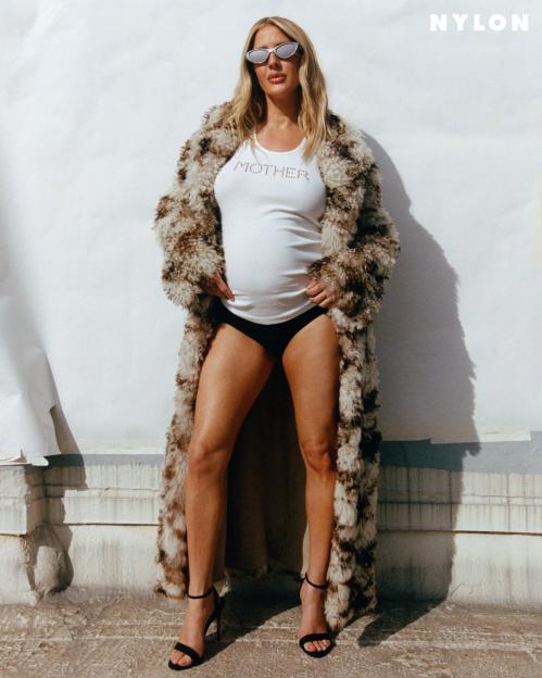 Ellie Goulding Flaunts Her Baby Bump in Stylish Knickers and Heels!