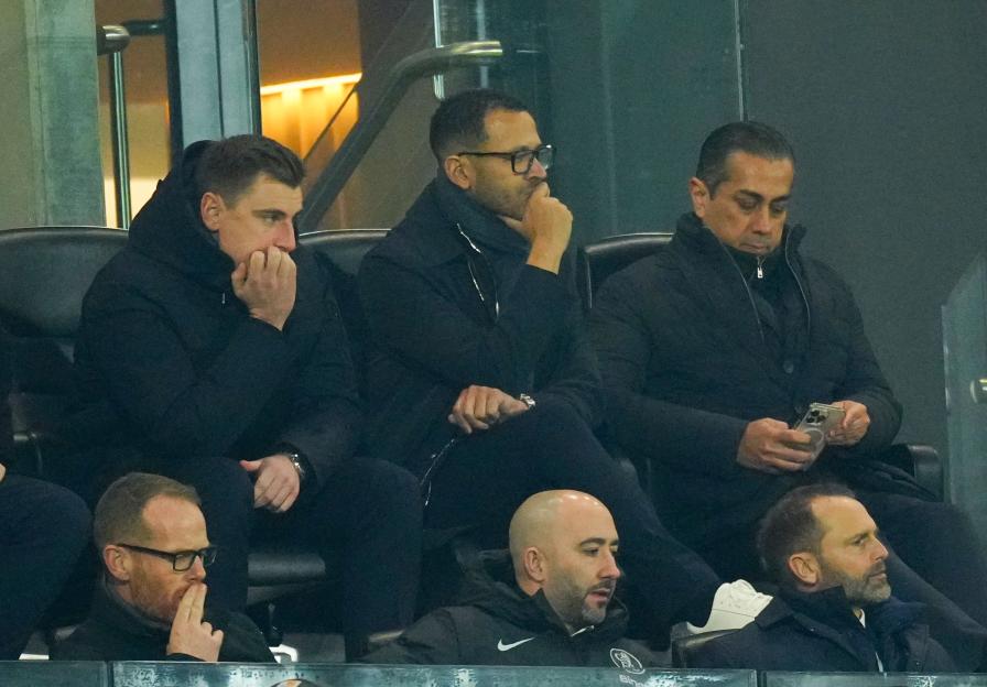 Liam Rosenior Faces Criticism While Sitting Beside Former Premier League Manager’s Son During Fulham Match Controversy