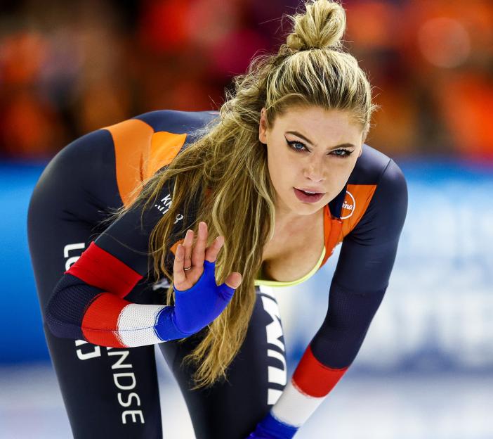 Jutta Leerdam speed skating in a navy and orange suit during the 1500 meters at the ISU World Speed Skating Championships.