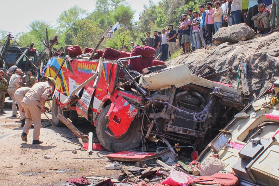 Tragedy Strikes: Bus Plunges 100 Feet Down Rocky Slope, Leaving 21 Dead and 45 Injured