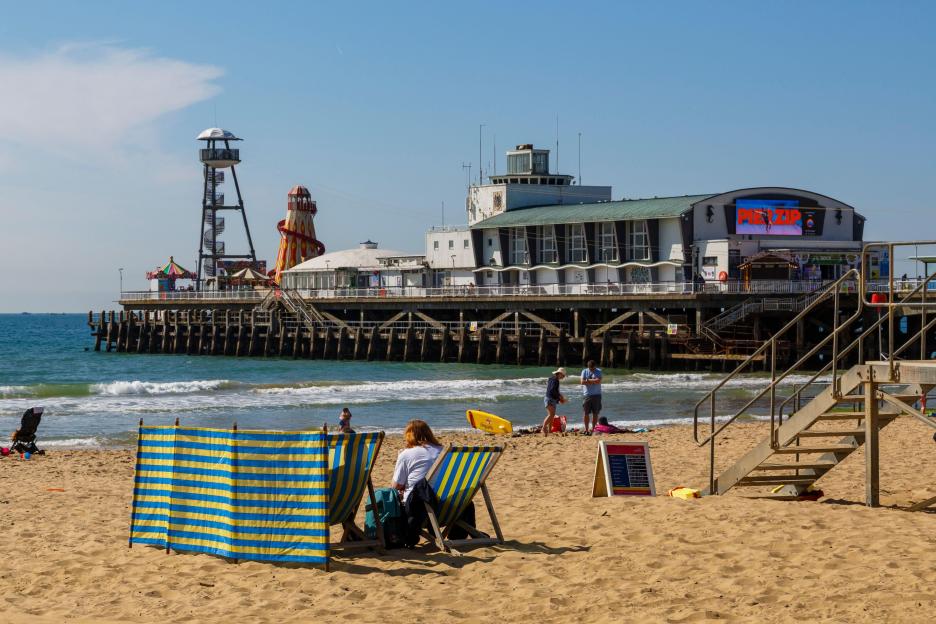 Alamy Live News. 3EB9XGR Bournemouth, Dorset UK. 25th April 2026. UK weather: hot and sunny at Bournemouth beaches as visitors head to the seaside to make the most of the sunshine. Credit: Carolyn ...